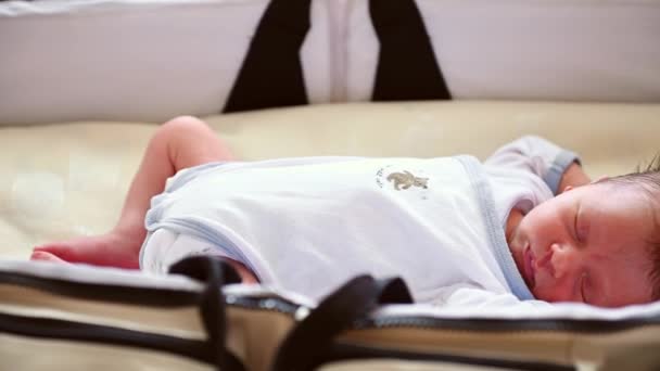 Nahaufnahme Neugeborener Junge Den Ersten Lebenstagen Gekleidet Weißen Body Süß — Stockvideo