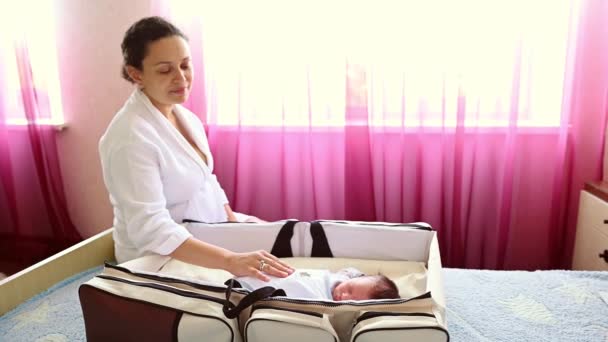 Gelukkig Liefdevolle Zorgzame Moeder Zachtjes Streelde Haar Pasgeboren Baby Slapen — Stockvideo
