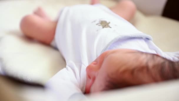 Nahaufnahme Neugeborener Junge Den Ersten Lebenstagen Gekleidet Weißen Body Süß — Stockvideo