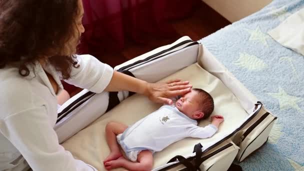 Blick Von Oben Auf Das Neugeborene Das Einem Transportablen Kinderbett — Stockvideo