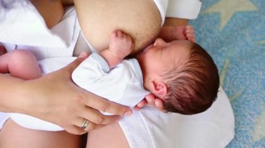 Yeni doğmuş sevimli bir bebeğin anne göğsünü emmesi. Bebeğini emziren bilinçli, sevgi dolu bir anne. Annelik. Doğum izni, çocukluk, insanlar ve yaşam tarzı konsepti