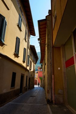 İtalya, Lombardia, Canzo, tarihi eski şehrin dar sokakları. Sokak sahnesi. Turizm. Macera. Trip. Seyahat güzergahı. Dikey fotoğrafçılık