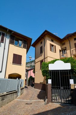 Canzo. İtalya. Lombardiya. Ortaçağ İtalyan kasabasındaki modern bina, Alpler 'in arka planına karşı. Eylül 2023