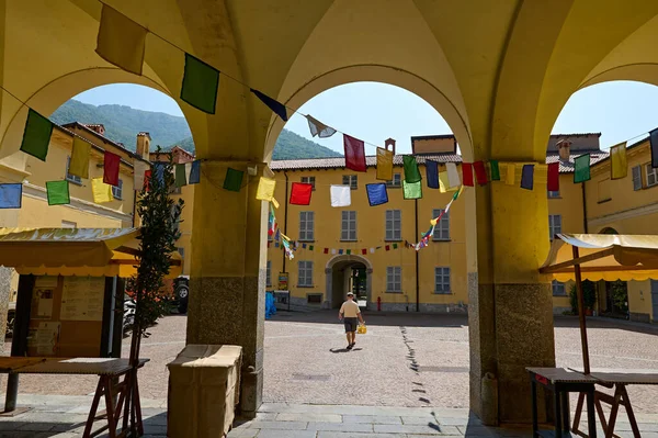 Αυλή Σοκάκι Στη Μεσαιωνική Ιταλική Πόλη Διακοσμημένο Πολύχρωμες Σημαίες Για — Φωτογραφία Αρχείου