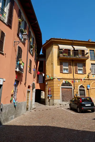 Οριζόντια Φωτογραφία Πολύχρωμων Σπιτιών Στο Σοκάκι Στην Ιταλία Λομβαρδία Σεπτέμβριος — Φωτογραφία Αρχείου