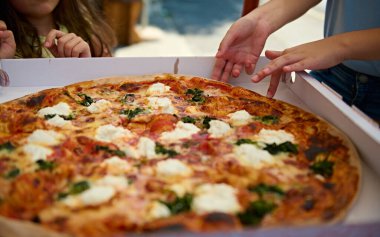 Napoli ev yapımı pizza margaritası tuğla fırından tek kullanımlık karton bir kutuda. Napolyon İtalyan pizzası, taze mozarella ve fesleğen yapraklı. Geleneksel Pizza Margherita ile hayat devam ediyor