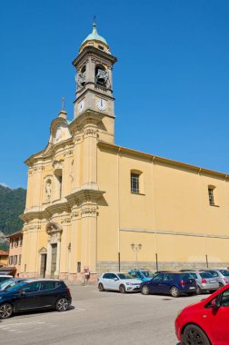 Lombardy 'deki Canzo şehrinin kalbindeki avluda Büyük Şehit Sebastian' ın Tapınağı 'nın yan görüntüsü. İtalya