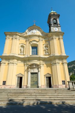 Lombardy 'deki Canzo şehrinin kalbindeki avluda Büyük Şehit Sebastian' ın Tapınağı 'nın alt manzarası. İtalya