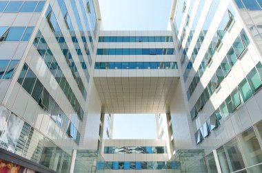 Modern ofis binası ya da iş merkezi. Modern duvar medeniyetinin dışındaki boş sokak. İş büyütmek. Mimari ve çağdaş tasarım dış konsepti. Yukarı perspektif