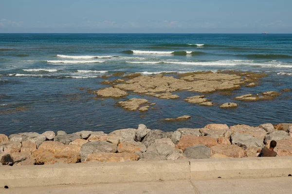 Vista Frontale Seashore Con Onde Che Infrangono Sulle Rocce Oceano — Foto Stock