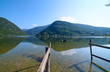 İtalya 'nın kuzeyinde, Lombardiya' da ve İtalyan Alpleri 'nde Segrino Gölü ile güzel bir doğa geçmişi var. Temiz açık mavi gökyüzü.