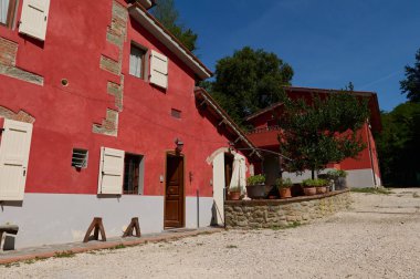 İtalya 'nın Toskana bölgesinde kırmızı bir malikane. Tarım turizmi. Harika yerler. Seyahat yerleri