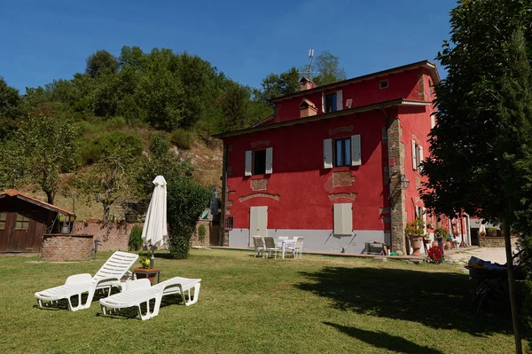 Una Casa Rossa Mansion Nella Valle Con Chaise Longue Sul — Foto Stock