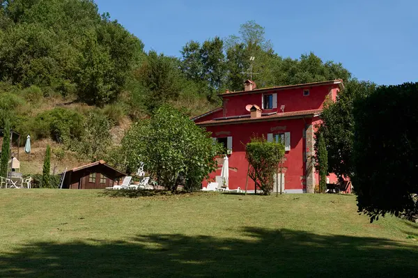 Ein Rotes Landhaus Italienische Hacienda Villa Tal Mit Liegestühlen Garten — Stockfoto