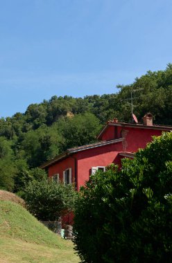 Kızıl bir kır evi, İtalyan çiftliği, İtalya 'nın Toskana bölgesindeki vadide bir malikane. Manzaralar. Doğa geçmişi. Seyahat yerleri