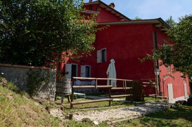 Kızıl bir kır evi, İtalyan çiftliği, İtalya 'nın Toskana bölgesindeki vadide bir malikane. Manzaralar. Doğa geçmişi. Seyahat yerleri