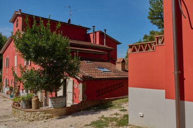 Tuscany, İtalya 'da tarımsal çiftlikte kırmızı bir yerleşim yeri. Mimarlık. Çiftçilik