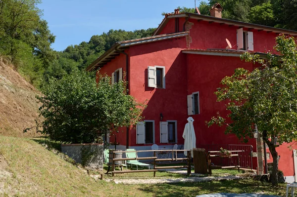 Ein Rotes Landhaus Italienische Hacienda Villa Tal Mit Liegestühlen Garten — Stockfoto