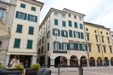 Colonnade ve yol, İtalyan şehri Udine 'de özgürlüğün meydanı. İtalya. Ağustos 2023