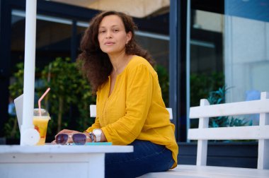 Kendinden emin, genç, Amerikalı iş kadını, satış müdürü, kameraya bakan girişimci, bilgisayarla çalışan, yeni bir iş projesi planlayan, kafede oturan. - İnsanlar. İş dünyası