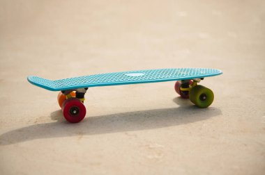 Durgun hayat. Oyun parkında mavi bir kaykay. Reklam alanını kopyala. Spor. Aktif yaşam tarzı. Boş zaman aktivitesi. Çocuklar ve çocukluk