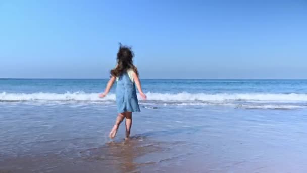 Mała Słodka Dziewczynka Biegająca Plaży Szczęśliwy Zdumiony Dziecko Wieku Podstawowym — Wideo stockowe