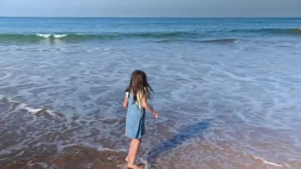 Очаровательная Маленькая Девочка Сарафане Бегает Босиком Пустынному Песчаному Тропическому Пляжу — стоковое видео