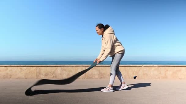 Полнометражный Портрет Многонациональной Активной Спортивной Женщины Выкатывающей Спортивный Коврик Пляже — стоковое видео