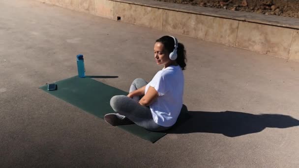 Multi Mulher Meia Idade Étnica Uso Ativo Fazendo Exercícios Meditação — Vídeo de Stock