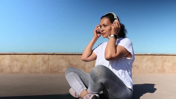 Спокойная Женщина Надевает Беспроводные Наушники Слушает Успокаивающую Музыку Время Медитации — стоковое видео