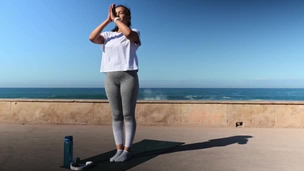 Spor Giyim Sektöründe Aktif Barışçıl Bir Kadın Yoga Minderinde Surya — Stok video