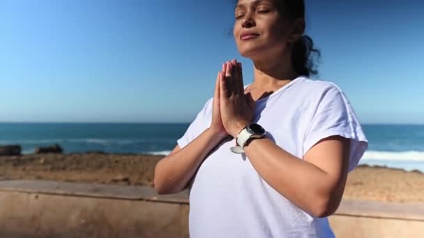 Спокойная Спокойная Спортивная Молодая Латиноамериканская Этническая Женщина Медитирует Намасте Делает — стоковое видео