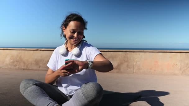 Mooie Vrouw Die Haar Smart Watch Checkt Applicatie Aanpast Mobiele — Stockvideo