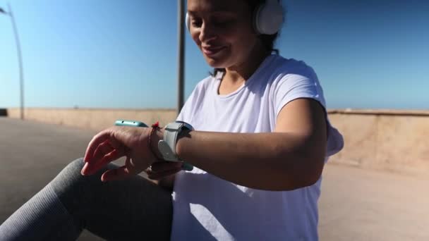 Vrolijke Sportieve Vrouw Die Hartslag Controleert Haar Smart Watch Zittend — Stockvideo