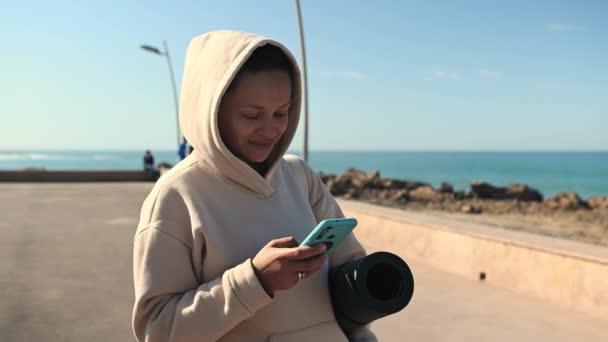 Lächelnde Glückliche Frau Mit Beigem Kapuzenpulli Die Der Atlantikküste Steht — Stockvideo