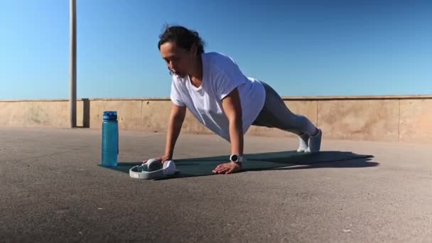多种族中年妇女在室外锻炼 在上半身进行体育锻炼 在健身垫上做俯卧撑 从事体重训练有困难的女运动员 — 图库视频影像
