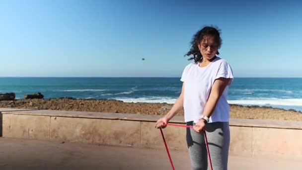 행복한 활동적인 여자는 대서양 해변에 피트니스 밴드와 상체와 사람들 적극적인 — 비디오