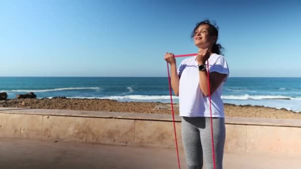 Jonge Latina Met Krullend Haar Wit Shirt Grijze Legging Trainen — Stockvideo