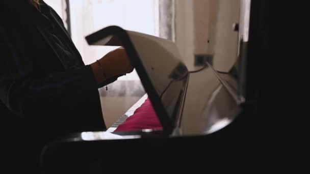 Tanınmayan Kadın Piyanistin Yakın Çekim Elleri Şık Siyah Piyanonun Ahşap — Stok video