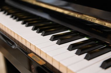 Siyah tahta vintage piyano klavyesini yakın plan çek, siyah ve beyaz tuşlu. Durgun hayat. Klasik müzik akoru enstrümanı