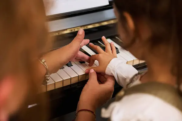 Nahaufnahme Von Oben Eines Kleinen Mädchens Das Klavierspielen Lernt Klaviertasten lizenzfreie Stockbilder