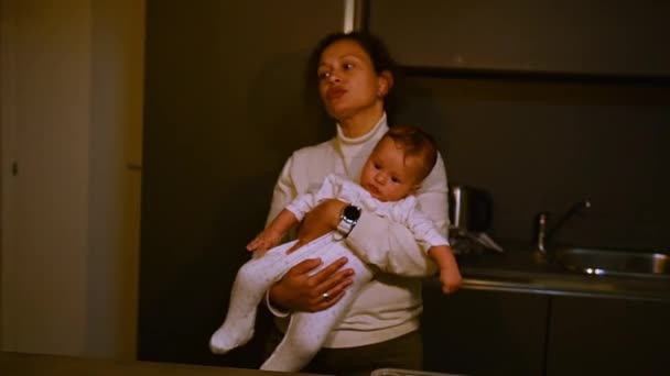 Όμορφη Πολυεθνική Νεαρή Γυναίκα Στοργική Μητέρα Αγκαλιά Κρατώντας Λικνίζοντας Μωρό — Αρχείο Βίντεο