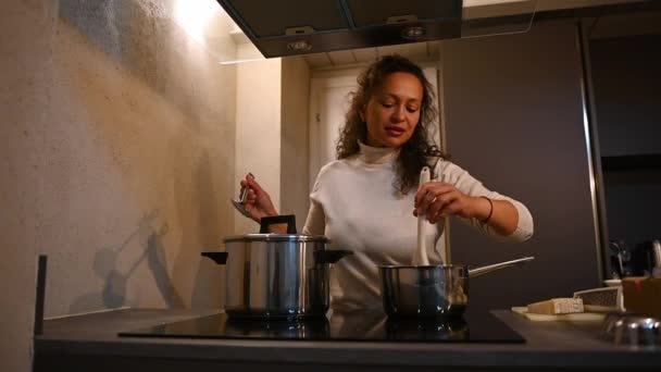 Bella Donna Latinoamericana Piedi Accanto Fornello Cucina Mescolando Gli Ingredienti — Video Stock