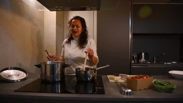 Fröhliche Latina Frau Singt Tanzt Bereitet Italienische Pasta Probiert Tomatensauce — Stockvideo