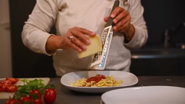 Vue Rapprochée Une Femme Chef Cuisinière Cuisant Dîner Italienne Déchiquetant — Video