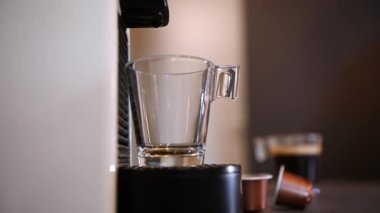 Kahve makinesini yakın plan kahve yapmak için, yeni demlenmiş kahveyi cam bardağa doldurmak için. Sabah enerjisi için bir fincan espresso ya da rigerto kahvesi..
