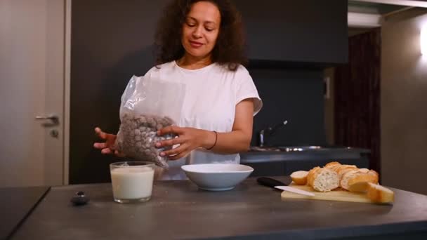 Felice Donna Multietnica Shirt Bianca Preparare Colazione Nella Cucina Casa — Video Stock