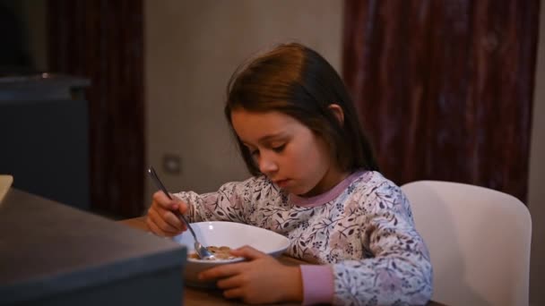 Adorabile Bambina Caucasica Pigiama Elegante Che Colazione Sana Cereali Genuini — Video Stock