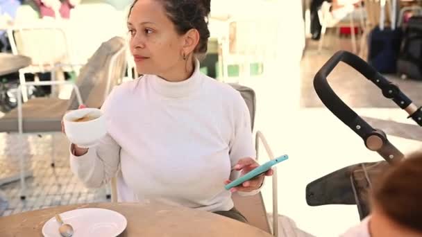 Belle Jeune Femme Adulte Confiante Multi Ethnique Vérifiant Son Téléphone — Video