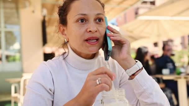 Retrato Cerca Una Hermosa Mujer Adulta Joven Hablando Por Teléfono — Vídeo de stock
